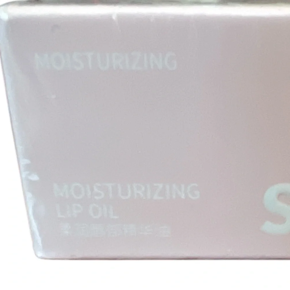 Moisturizing lip oil